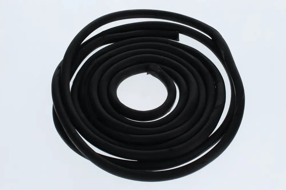 Schwarze, spiralig gewundene Dichtschnur aus Gummi, geeignet für Abdichtungsanwendungen, präsentiert auf einem hellen Hintergrund. Bosch ist die Marke des Produkts.